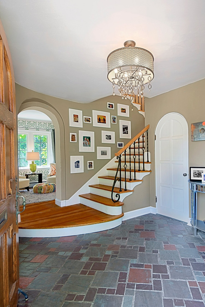 グランドラピッズにある高級な広いトラディショナルスタイルのおしゃれな玄関ロビー (ベージュの壁、スレートの床、木目調のドア、グレーの床) の写真