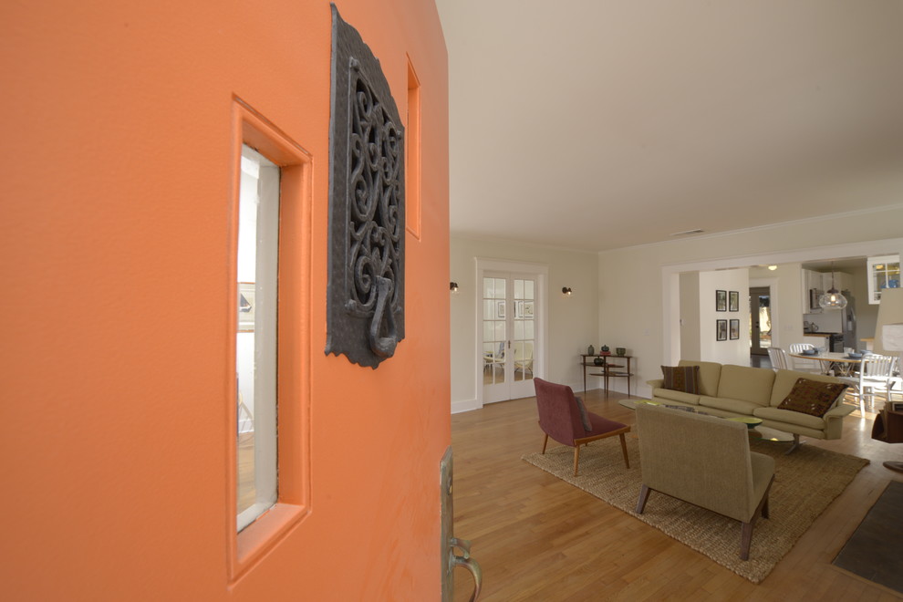 Idées déco pour une porte d'entrée craftsman de taille moyenne avec une porte simple, une porte orange, un mur blanc et parquet clair.