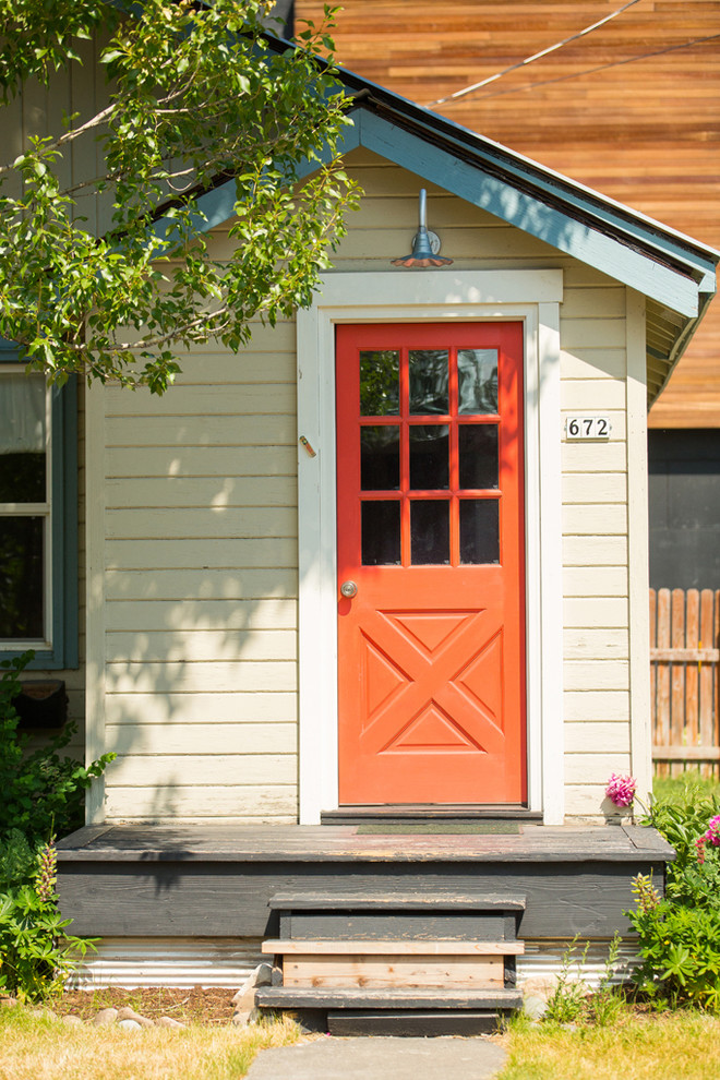 Пример оригинального дизайна: прихожая в классическом стиле с красной входной дверью