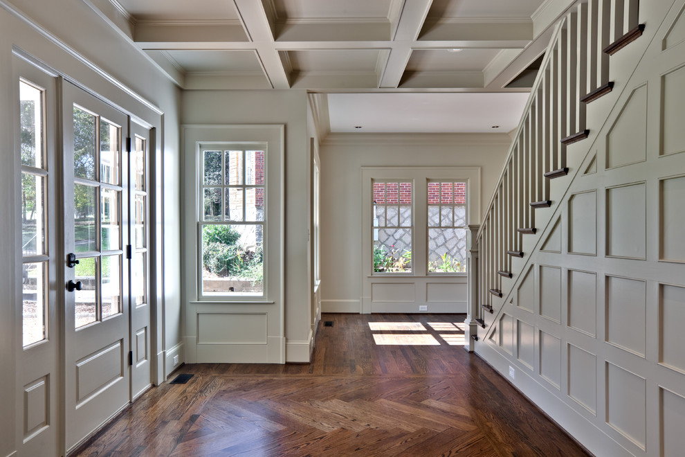 Klassisches Foyer mit weißer Wandfarbe, dunklem Holzboden und Einzeltür in Atlanta