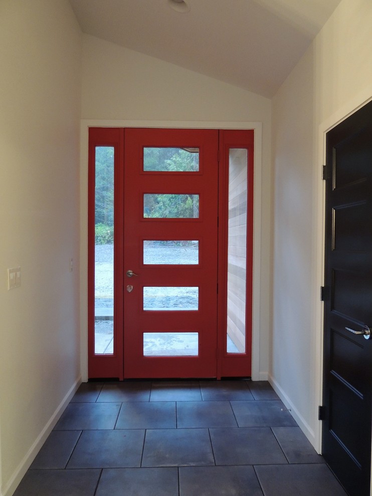 Moderner Eingang mit Korridor, weißer Wandfarbe, Keramikboden, Einzeltür, roter Haustür und grauem Boden in Seattle