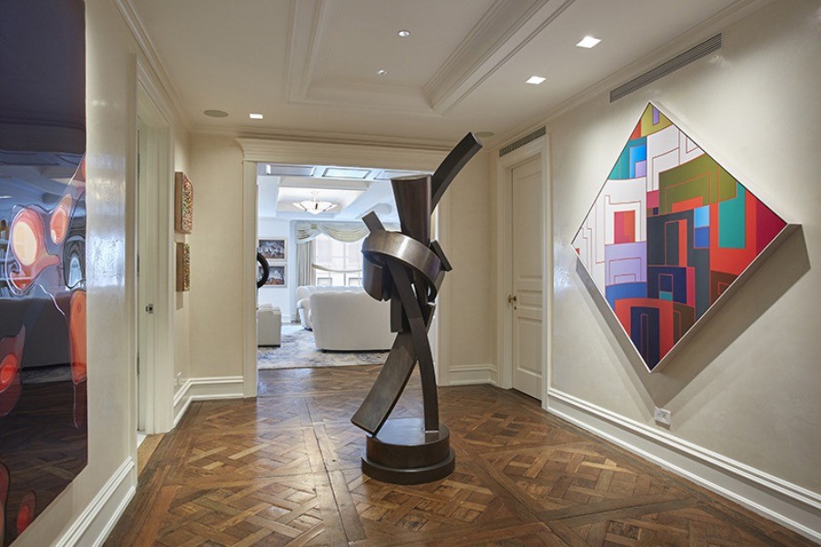 Eklektisches Foyer mit weißer Wandfarbe und braunem Holzboden in New York