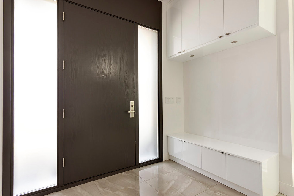 Diseño de distribuidor contemporáneo de tamaño medio con paredes blancas, suelo de baldosas de porcelana, puerta simple, puerta gris y suelo gris