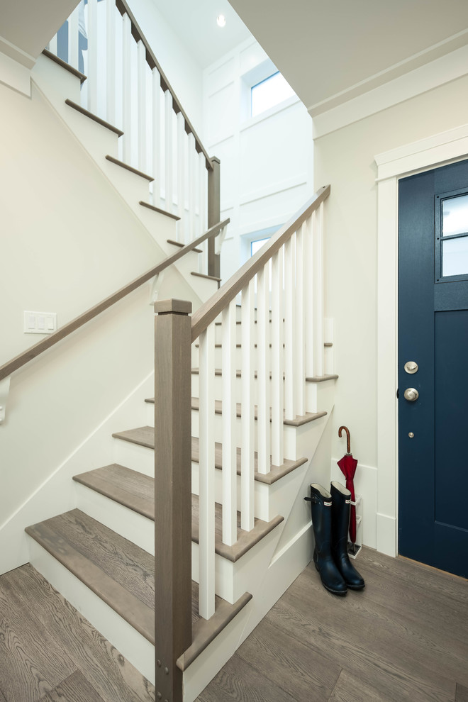 Kleine Klassische Haustür mit grauer Wandfarbe, hellem Holzboden, Einzeltür, blauer Haustür und grauem Boden in Vancouver