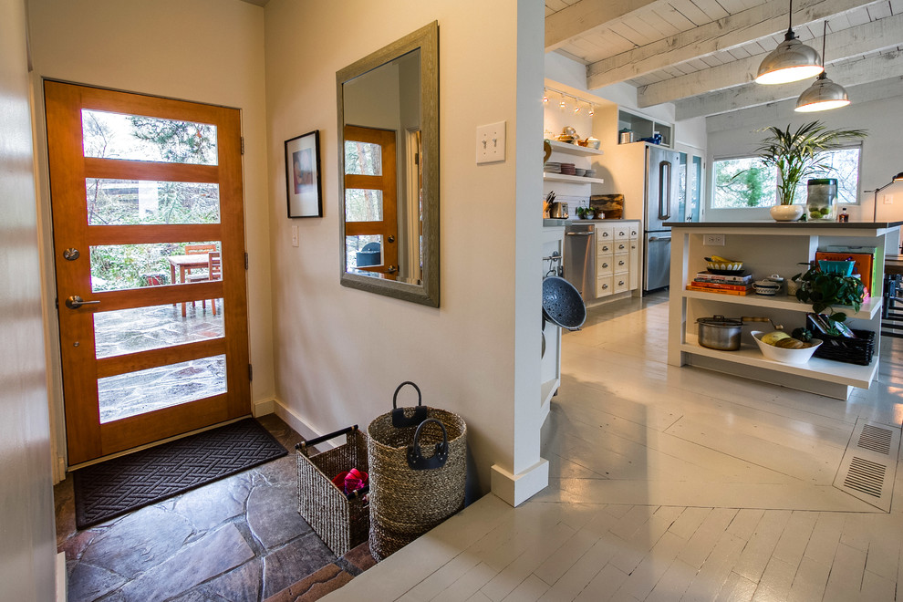 Источник вдохновения для домашнего уюта: входная дверь со шкафом для обуви в стиле модернизм с белыми стенами, деревянным полом, одностворчатой входной дверью и входной дверью из дерева среднего тона