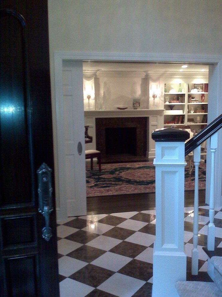 Esempio di un ingresso classico di medie dimensioni con pareti beige, pavimento in marmo, una porta singola, una porta bianca e pavimento multicolore
