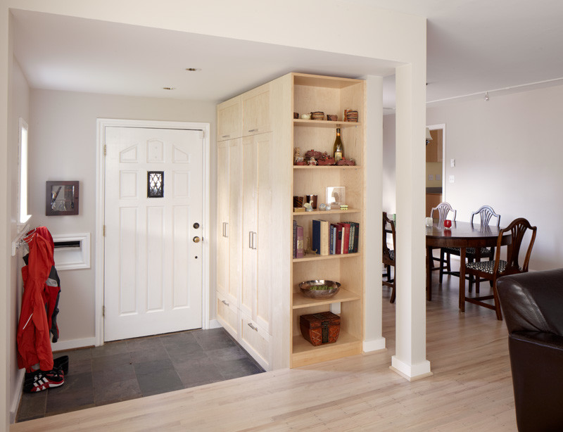 Imagen de distribuidor clásico renovado de tamaño medio con paredes grises, suelo de pizarra, puerta simple y puerta blanca