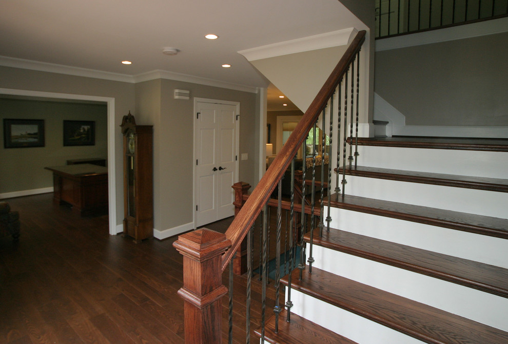 Geräumiges Klassisches Foyer mit grauer Wandfarbe, braunem Holzboden, Einzeltür und weißer Haustür in Cincinnati
