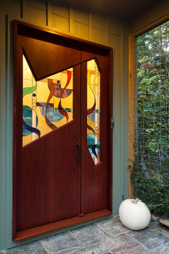 Foto di una porta d'ingresso eclettica di medie dimensioni con una porta a due ante e una porta in legno bruno