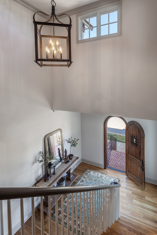 Großes Mediterranes Foyer mit grauer Wandfarbe, hellem Holzboden, Einzeltür und dunkler Holzhaustür in Sonstige