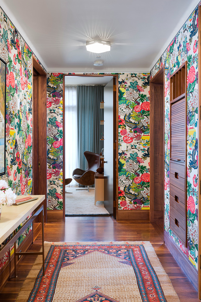 Diseño de hall ecléctico con paredes multicolor y suelo de madera en tonos medios