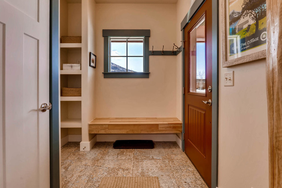 Kleiner Eklektischer Eingang mit Stauraum, beiger Wandfarbe, Keramikboden, Einzeltür, roter Haustür und blauem Boden in Denver