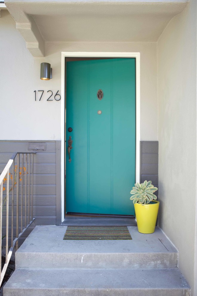Cette image montre une entrée bohème avec une porte bleue.