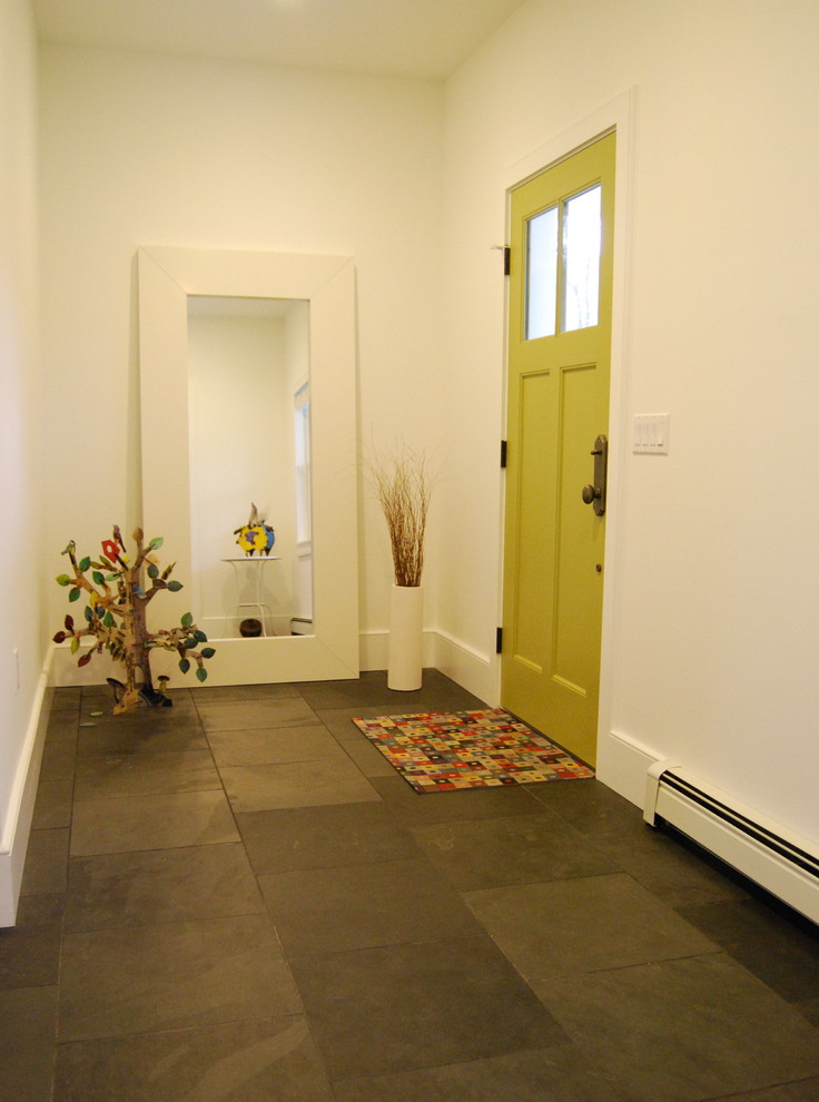 Diseño de puerta principal moderna de tamaño medio con paredes blancas, suelo de pizarra, puerta simple, puerta verde, suelo negro y todos los diseños de techos