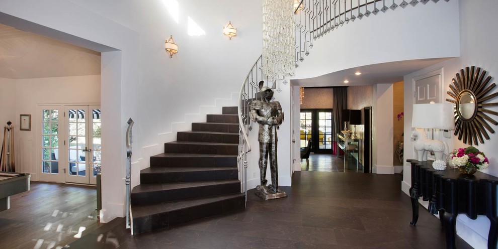 Mittelgroßes Stilmix Foyer mit weißer Wandfarbe, Keramikboden, Doppeltür und dunkler Holzhaustür in Los Angeles