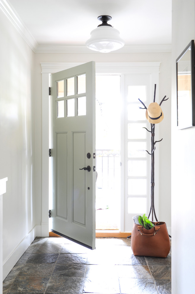 バンクーバーにあるお手頃価格の小さなトランジショナルスタイルのおしゃれな玄関ドア (白い壁、スレートの床) の写真