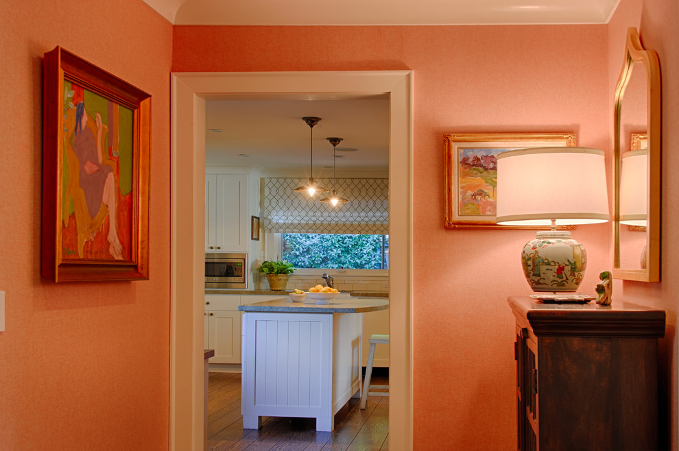 Пример оригинального дизайна: маленькое фойе в стиле фьюжн с оранжевыми стенами, темным паркетным полом, голландской входной дверью и черной входной дверью для на участке и в саду