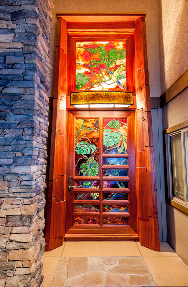 Ejemplo de puerta principal tropical grande con puerta simple y puerta de madera en tonos medios
