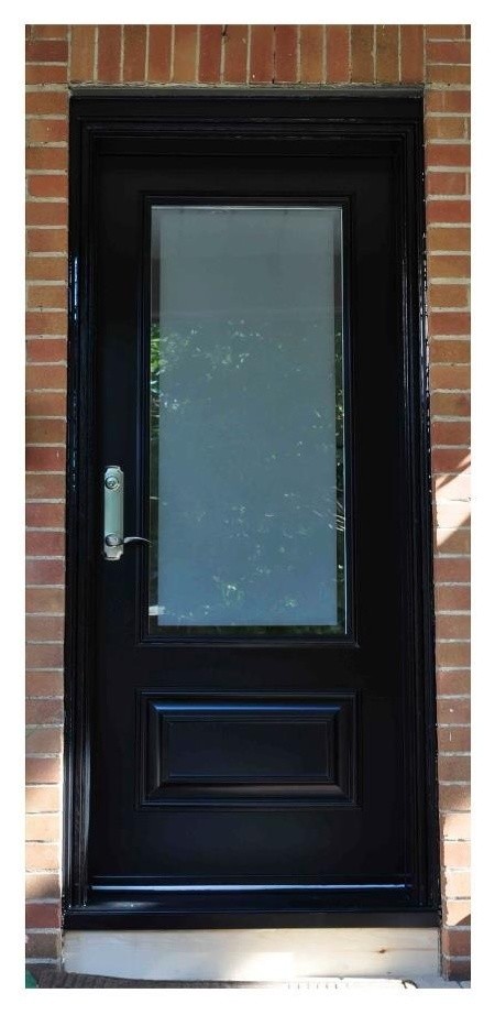 Bild på en funkis ingång och ytterdörr, med en enkeldörr och en svart dörr