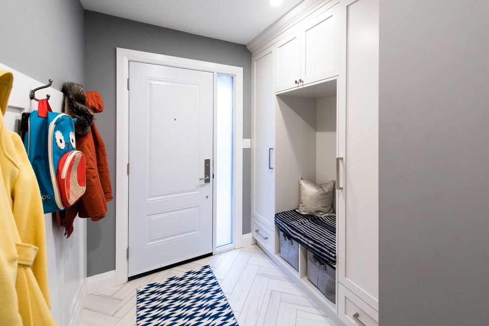 Imagen de puerta principal clásica renovada pequeña con paredes grises, suelo laminado, puerta simple, puerta blanca y suelo multicolor