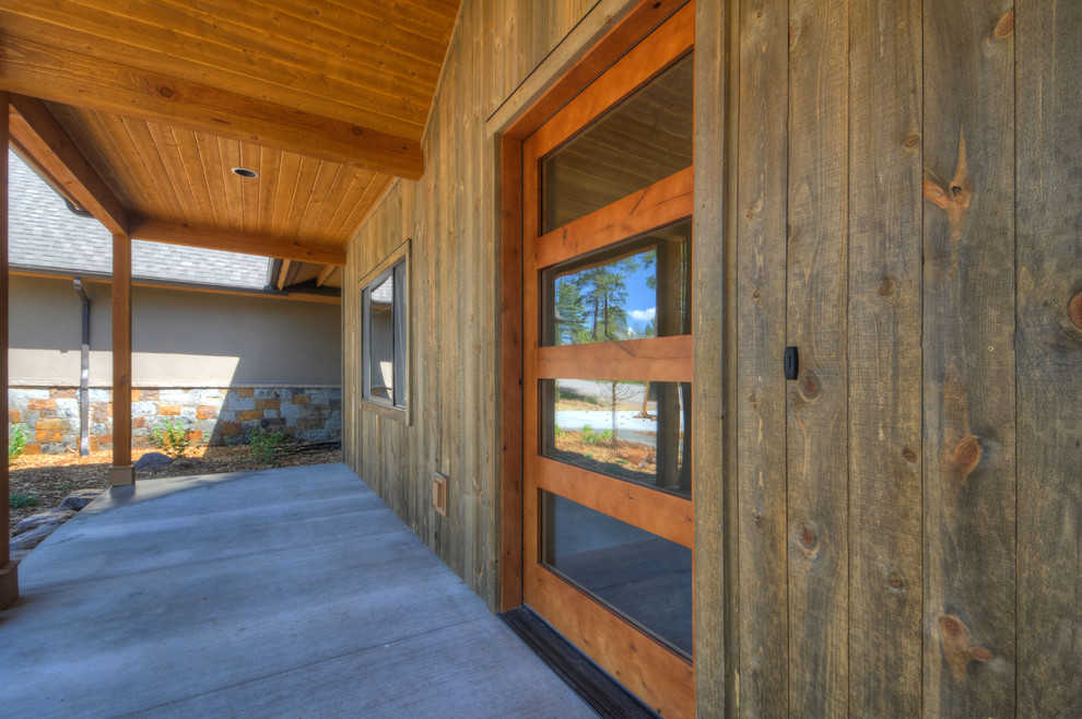 Foto di una porta d'ingresso design di medie dimensioni con una porta singola e una porta in legno bruno