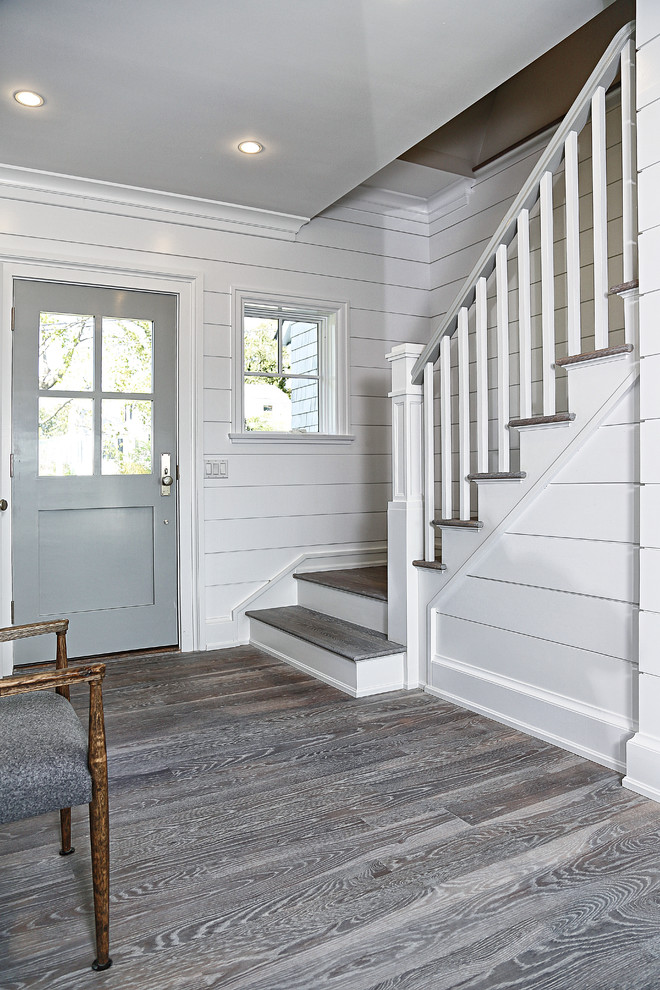 Mittelgroßes Maritimes Foyer mit weißer Wandfarbe, hellem Holzboden, Einzeltür, grauer Haustür und grauem Boden in New York
