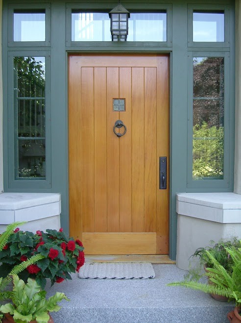 Ispirazione per una porta d'ingresso country con una porta singola e una porta in legno chiaro