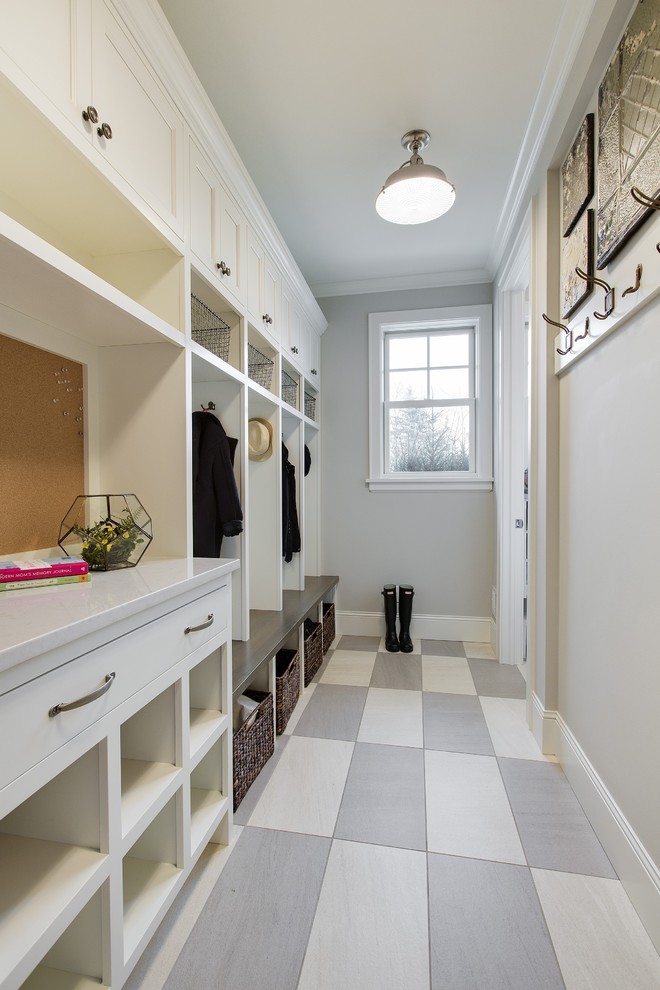 Пример оригинального дизайна: тамбур со шкафом для обуви в классическом стиле с серыми стенами