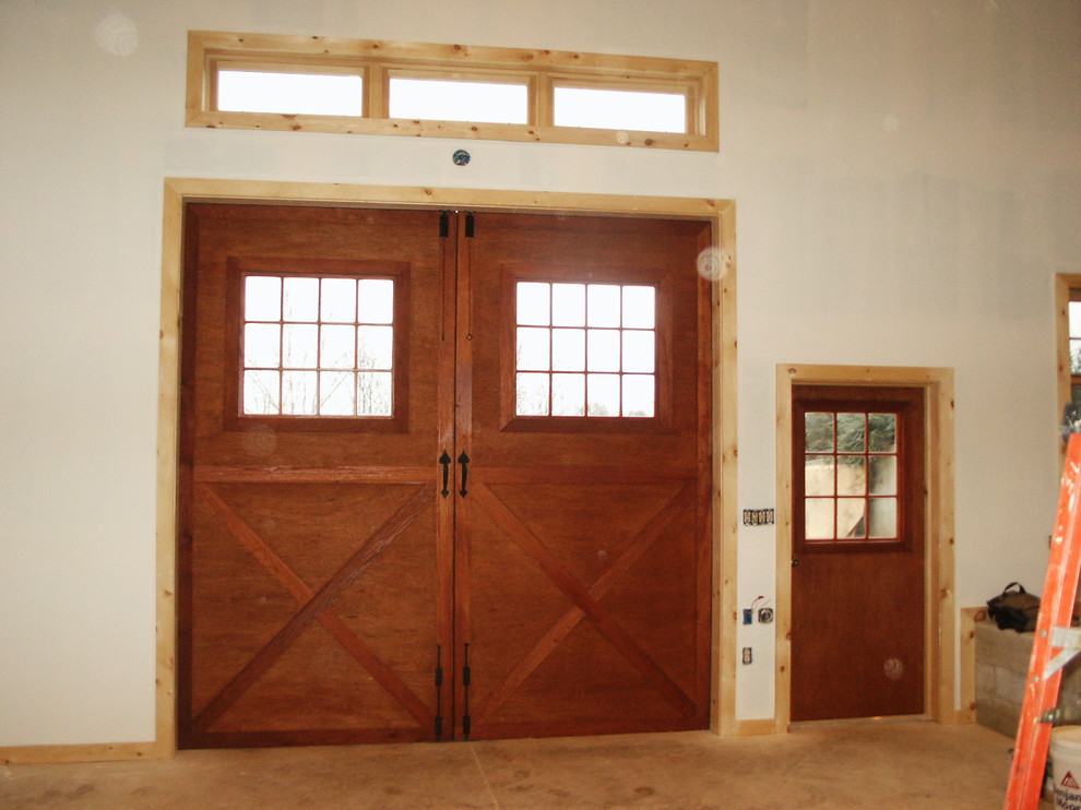 Aménagement d'une porte d'entrée campagne de taille moyenne avec un mur blanc, une porte double et une porte en bois foncé.