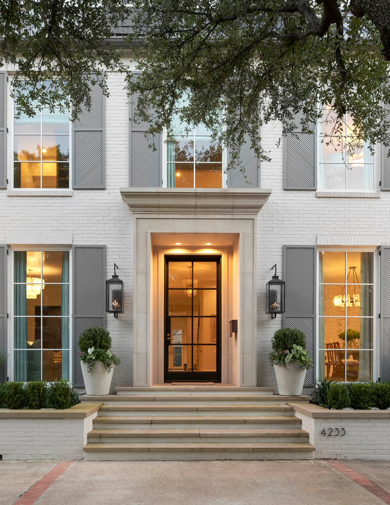 Klassische Haustür mit weißer Wandfarbe, Einzeltür und Haustür aus Glas in Dallas