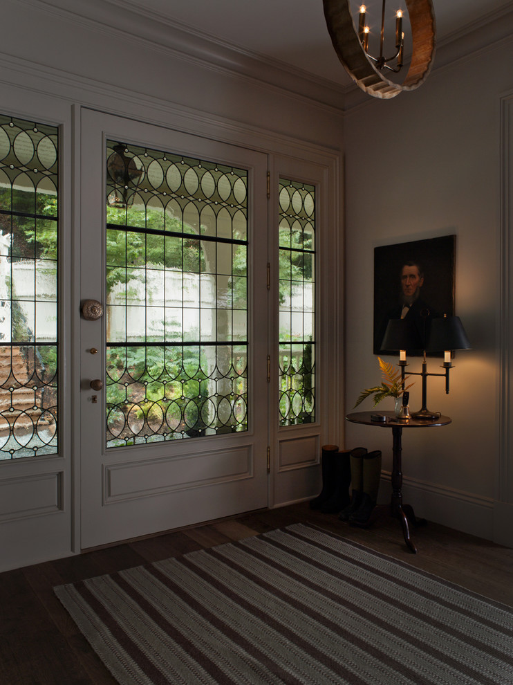 Klassisches Foyer mit weißer Wandfarbe, braunem Holzboden, Einzeltür und weißer Haustür in San Francisco