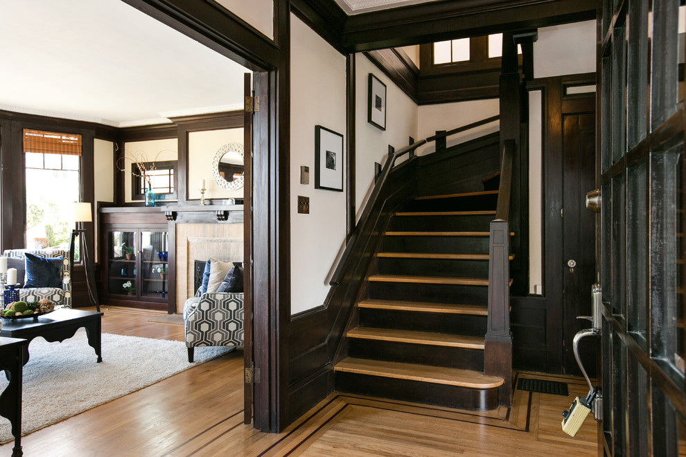 Mittelgroßes Klassisches Foyer mit weißer Wandfarbe, braunem Holzboden, Einzeltür, dunkler Holzhaustür und beigem Boden in San Francisco