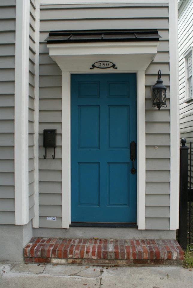 Mittelgroße Haustür mit Einzeltür und blauer Haustür in Sonstige