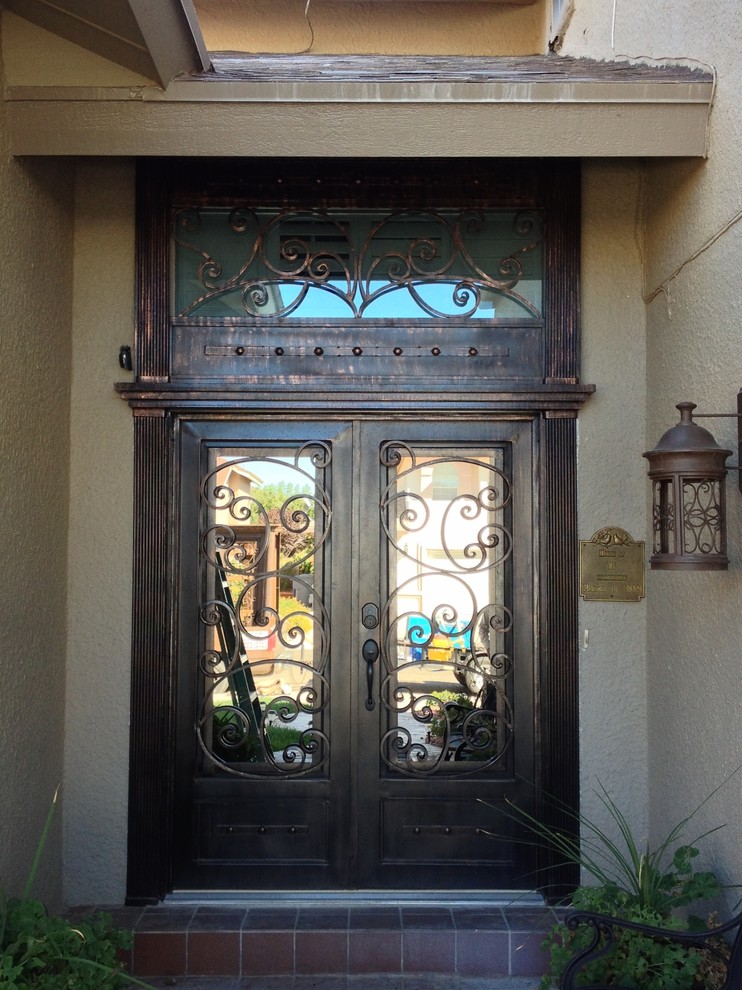 Foto de puerta principal clásica de tamaño medio con paredes beige, puerta doble y puerta marrón