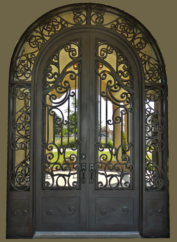 На фото: входная дверь среднего размера в классическом стиле с коричневыми стенами, двустворчатой входной дверью и черной входной дверью с