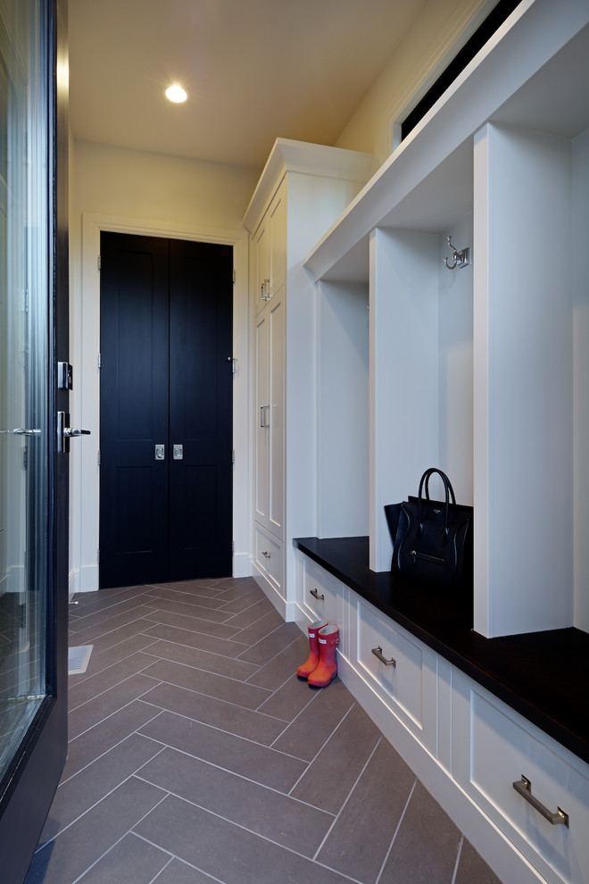 Modelo de entrada clásica renovada con suelo de madera oscura, puerta doble y puerta de madera oscura