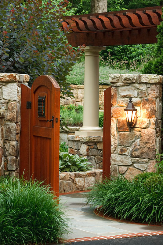 Medium sized rustic entrance in DC Metro.