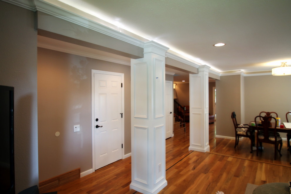 Ispirazione per un grande ingresso tradizionale con pareti grigie, pavimento in legno massello medio, una porta singola e una porta bianca