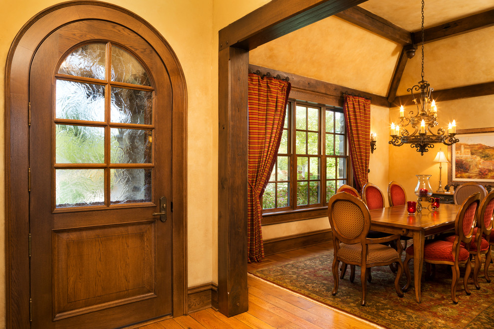 Mittelgroße Klassische Haustür mit Einzeltür, beiger Wandfarbe, braunem Holzboden und hellbrauner Holzhaustür in Minneapolis