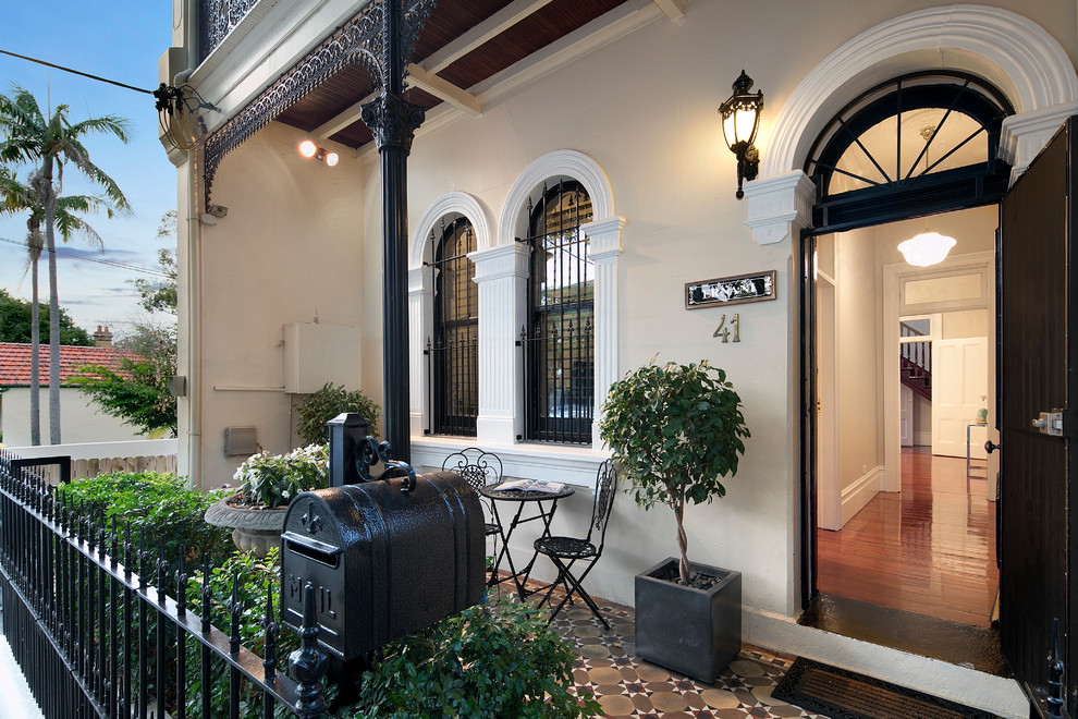Klassische Haustür mit beiger Wandfarbe, Einzeltür, schwarzer Haustür und braunem Boden in Newcastle - Maitland