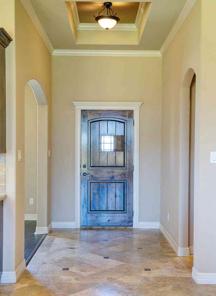 Idée de décoration pour un hall d'entrée tradition avec un sol en carrelage de céramique, une porte simple et une porte en bois foncé.