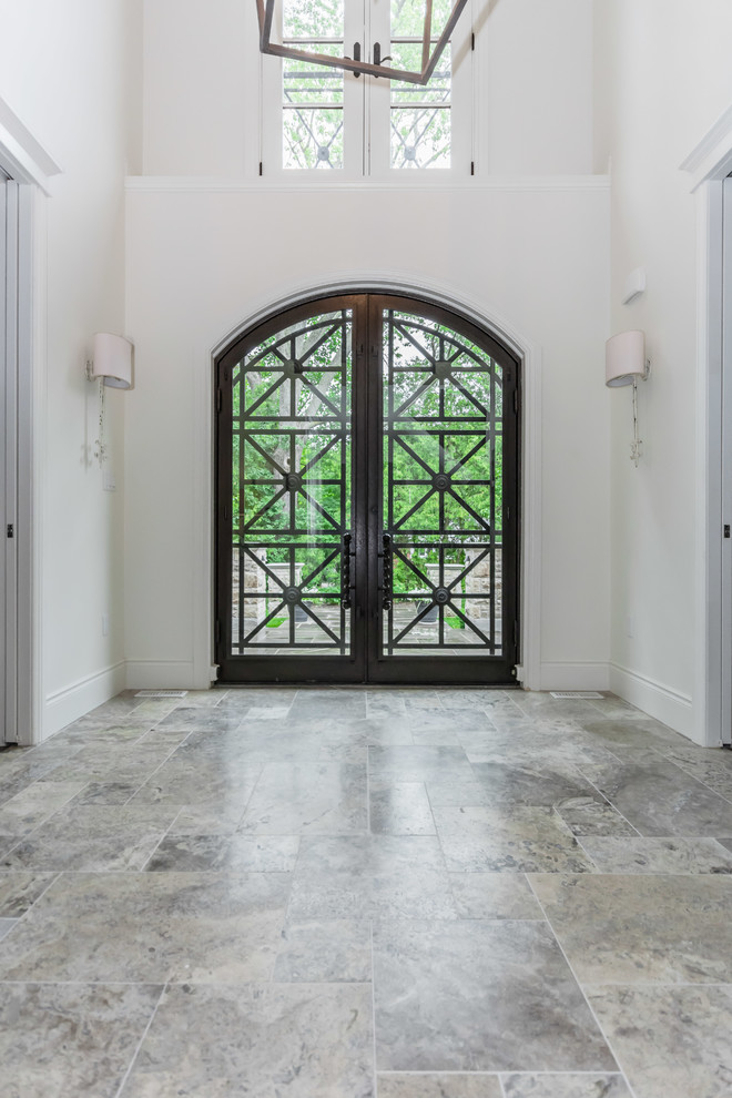 Ejemplo de puerta principal clásica renovada extra grande con paredes blancas, suelo de mármol, puerta doble, puerta metalizada y suelo gris