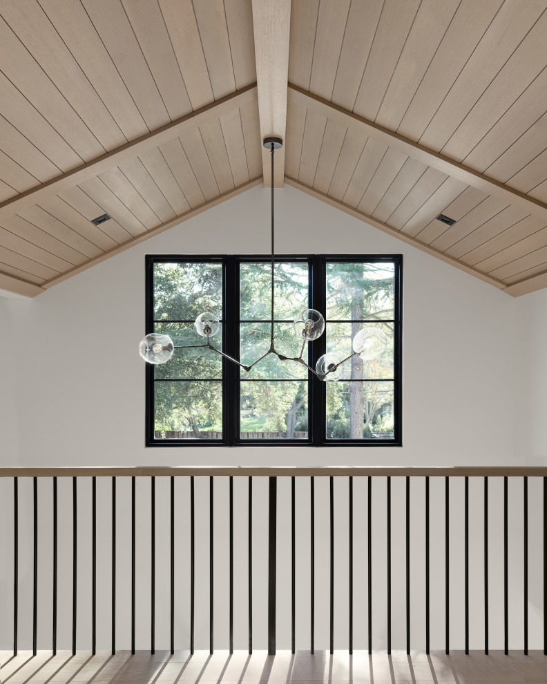 Пример оригинального дизайна: большое фойе в стиле модернизм с белыми стенами, светлым паркетным полом и деревянным потолком