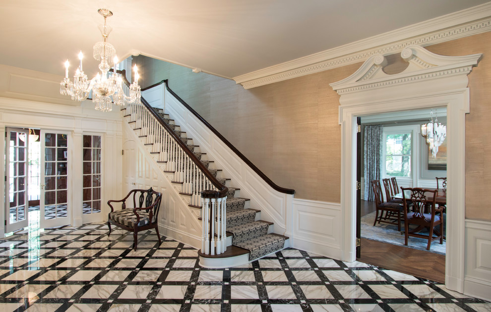 Großes Klassisches Foyer mit metallicfarbenen Wänden und Marmorboden in New York