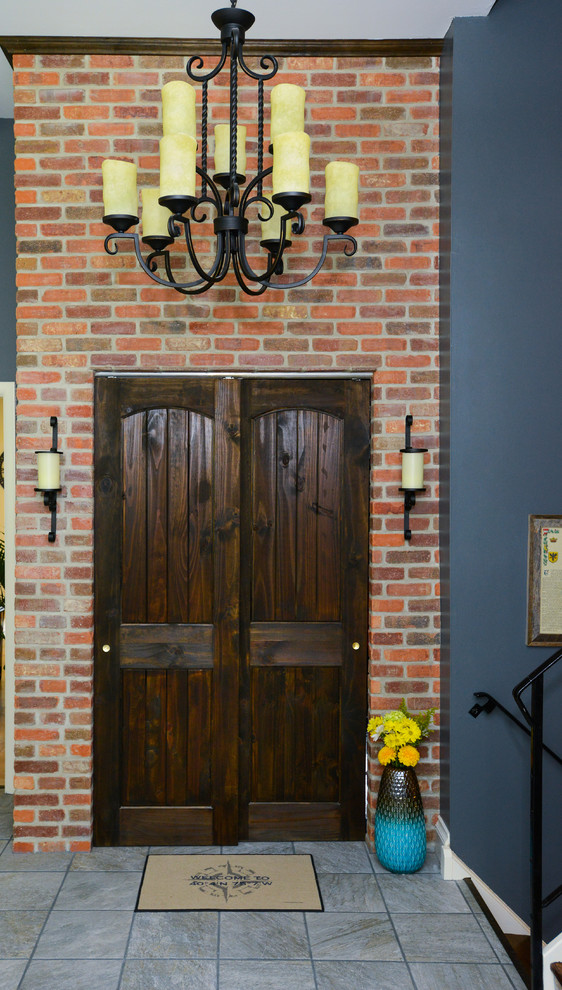 Стильный дизайн: большое фойе в стиле рустика с разноцветными стенами, полом из сланца, двустворчатой входной дверью, входной дверью из темного дерева и серым полом - последний тренд