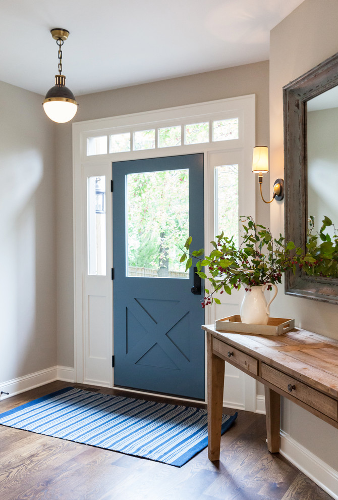 Идея дизайна: большая входная дверь в морском стиле с серыми стенами, светлым паркетным полом, одностворчатой входной дверью и синей входной дверью
