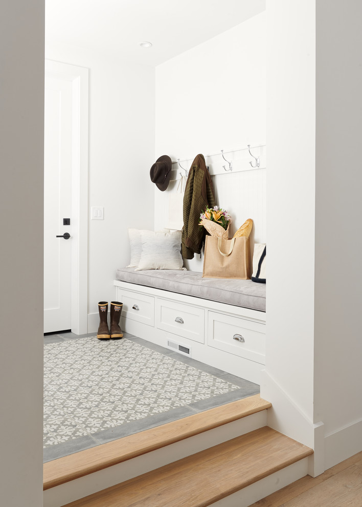 Источник вдохновения для домашнего уюта: тамбур в стиле кантри с белыми стенами, одностворчатой входной дверью, серым полом и белой входной дверью