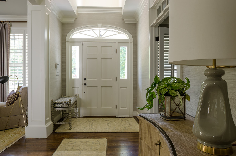 Inspiration för en mellanstor vintage foajé, med vita väggar, mörkt trägolv, en enkeldörr och en vit dörr