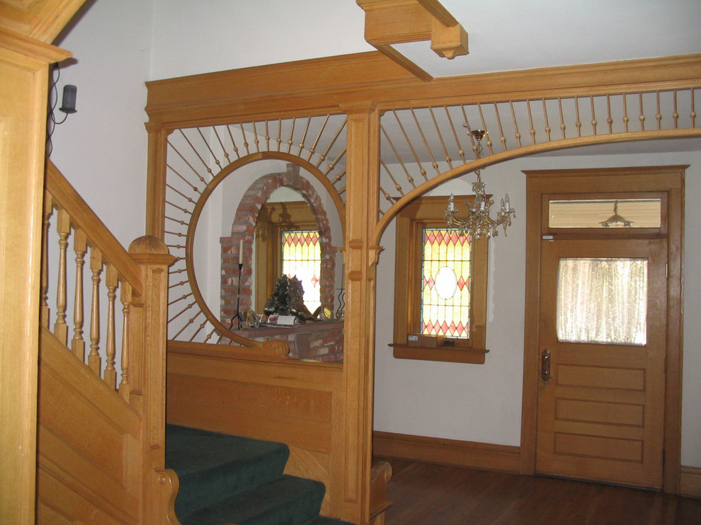 Mittelgroßes Foyer mit weißer Wandfarbe, dunklem Holzboden, Einzeltür und hellbrauner Holzhaustür in Denver