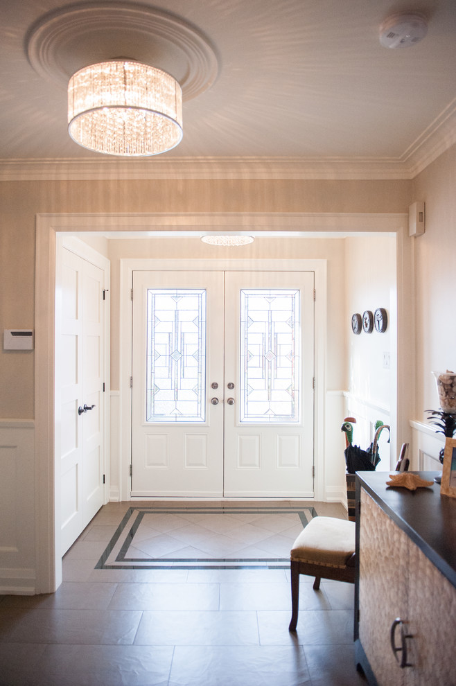 Klassisches Foyer mit beiger Wandfarbe, Doppeltür und Haustür aus Glas in Toronto